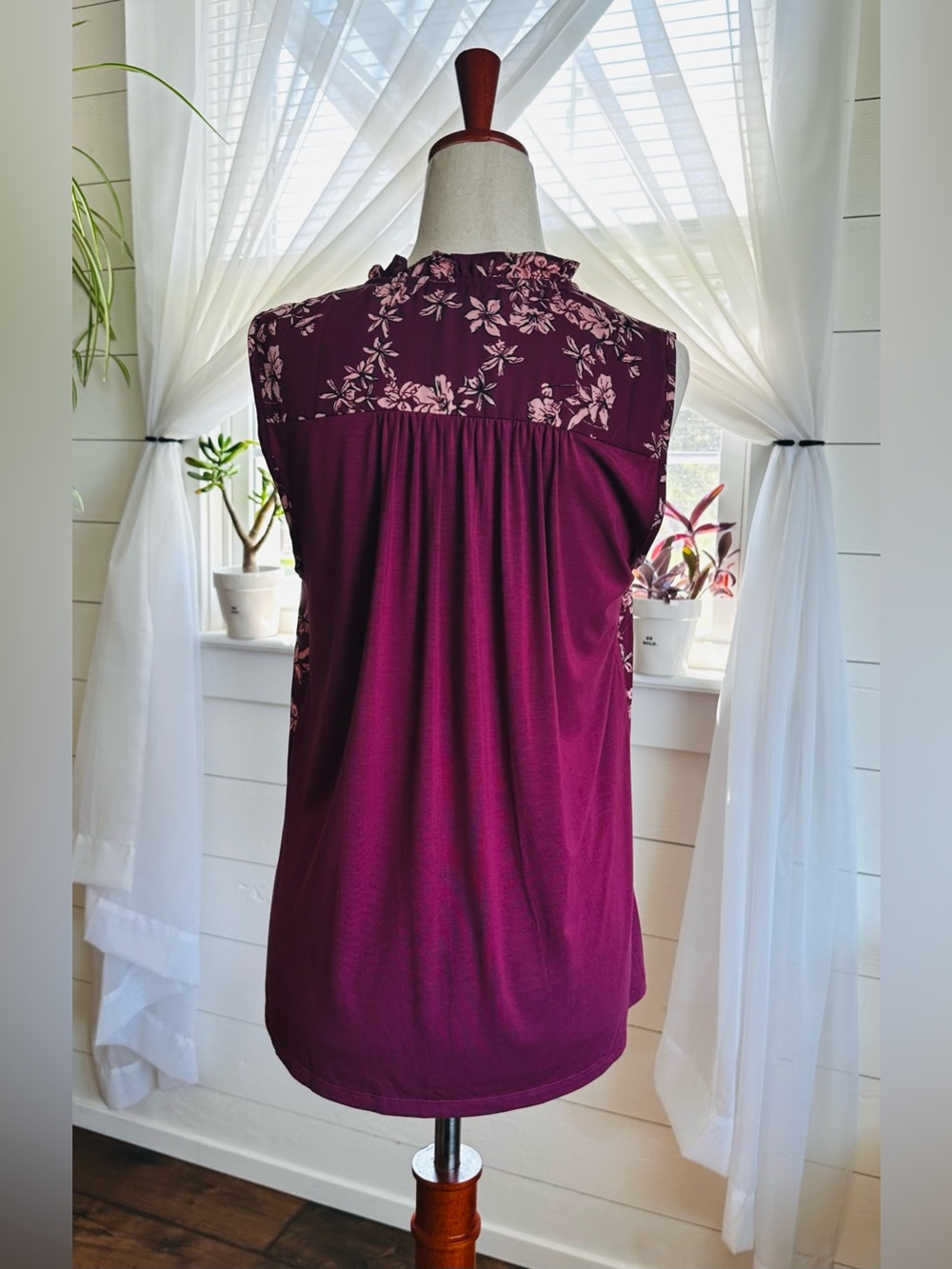 Market & Spruce Orlee Mixed Material Sleeveless Floral Burgundy Top
Size Small - Picture 3 of 7